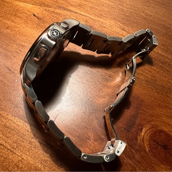 VICTORINOX SWISS ARMY Officers Chronograph Watch - Picture 8 of 13